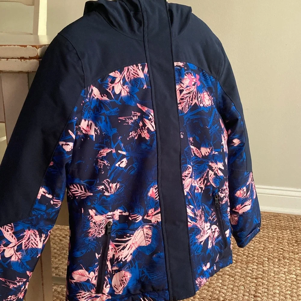 New: Under Armour Treetops Jacket. Size Small